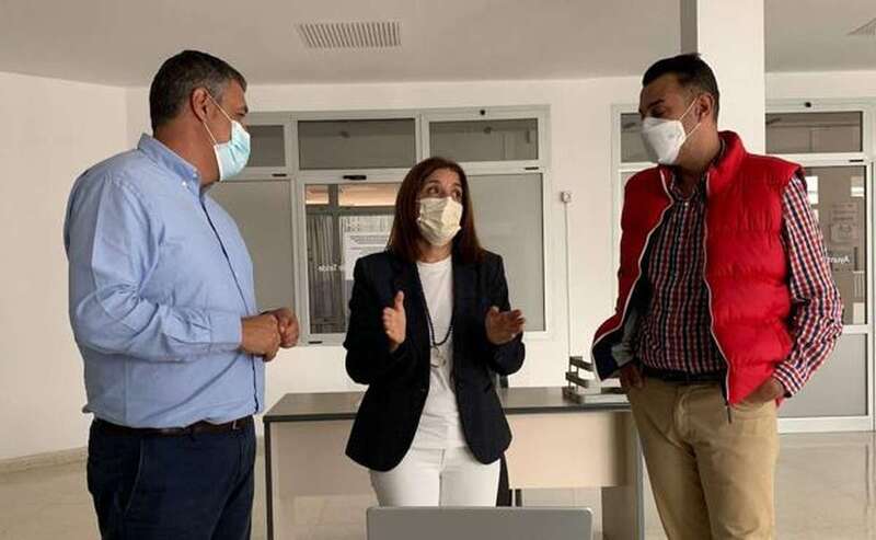 La vicealcaldesa Carmen Hernández; Servando González, concejal de Distrito de Jinámar, y Javier Macario, de un colectivo del barrio/TA.